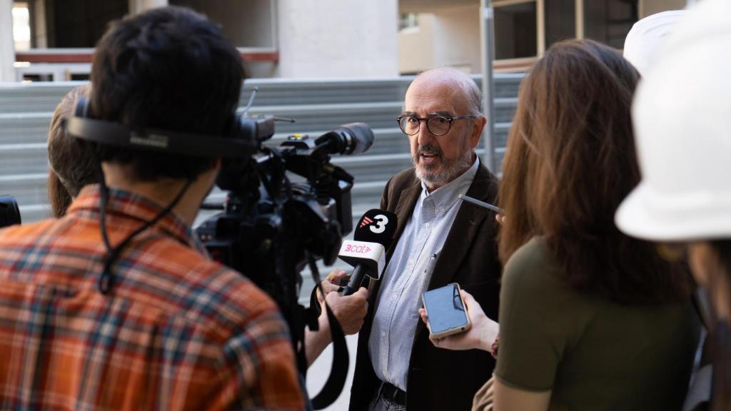 Fundador de Mediapro y representante de Coyoacan, Jaume Roures, en la promoción de pisos de alquiler social en la Illa Sibèria del Poblenou de Barcelona
