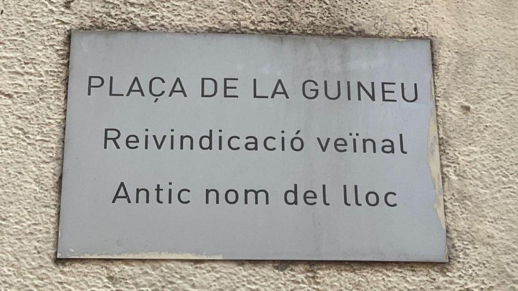 Placa de la plaza de la Guineu en Navas