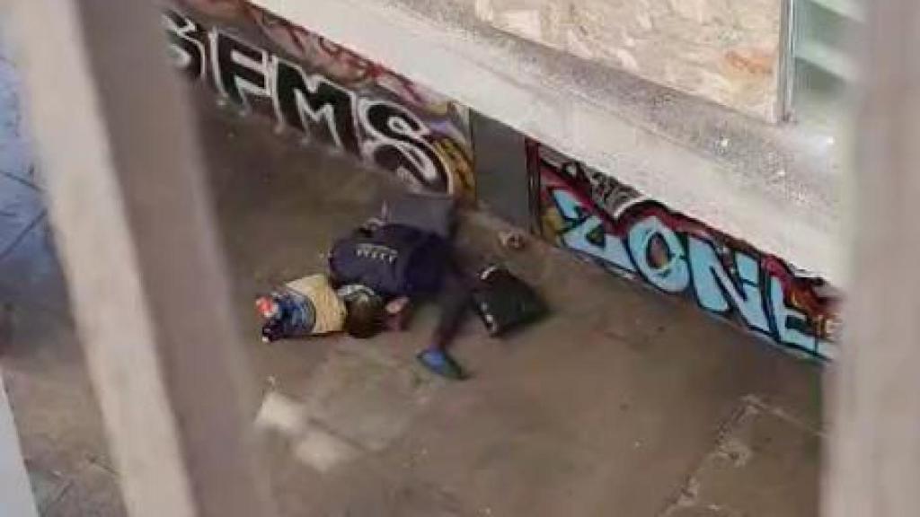 Un toxicómano a plena luz del día en la calle de l'Est del Raval