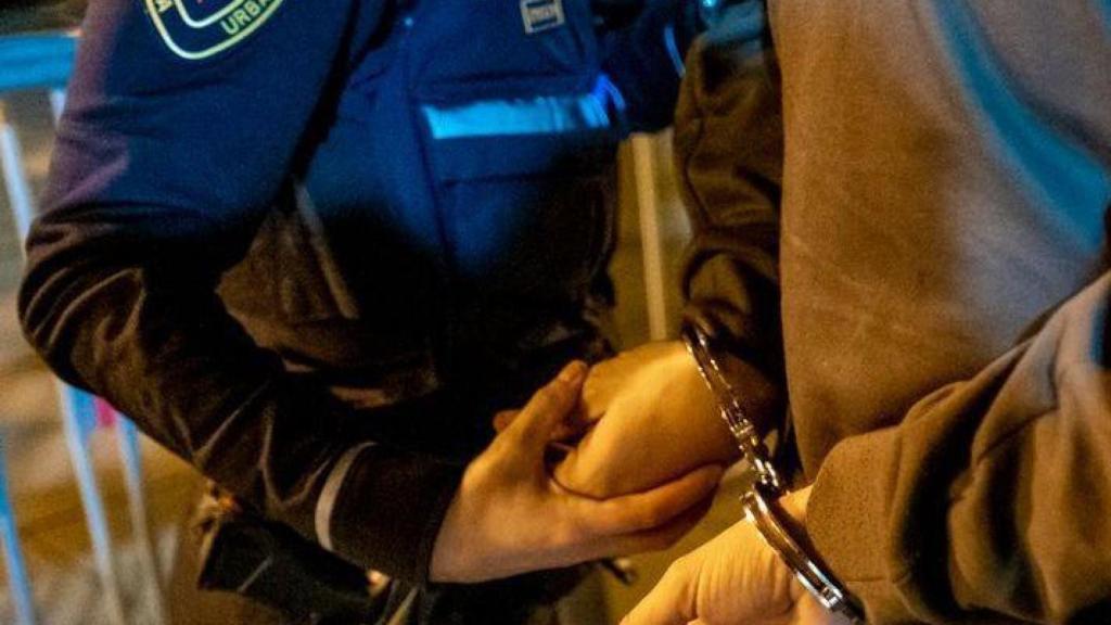 Un agente de la Guardia Urbana de Barcelona con un detenido en una imagen de archivo