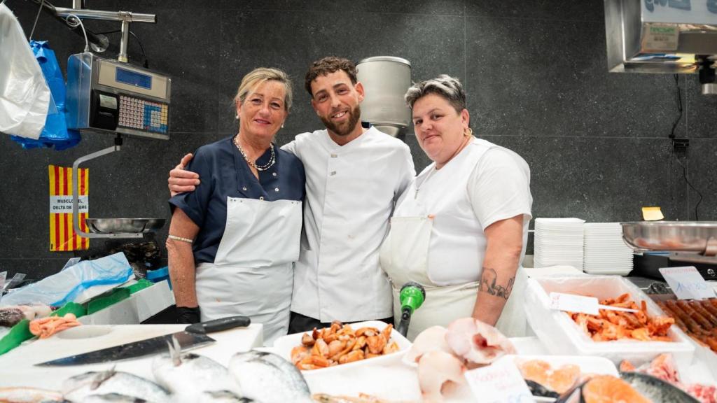 Sergio junto a su madre y una trabajadora de su pescadería en el Mercat de Montserrat