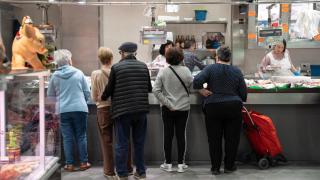 El renovado mercado de 10.000 m2 que mantiene el "espíritu de barrio" entre sus vecinos de Nou Barris: cruce entre generaciones y más oferta