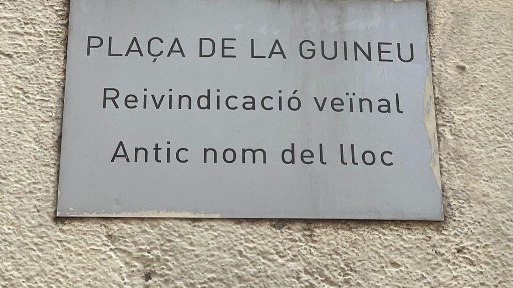 Placa de la plaça de la Guineu a Navas