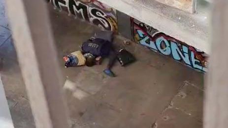Un toxicómano a plena luz del día en la calle de l'Est del Raval
