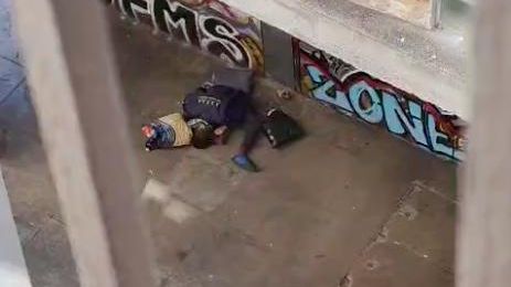 Un toxicómano a plena luz del día en la calle de l'Est del Raval