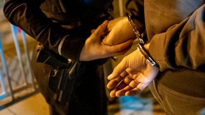 Un agente de la Guardia Urbana de Barcelona con un detenido en una imagen de archivo