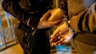 Un agente de la Guardia Urbana de Barcelona con un detenido en una imagen de archivo