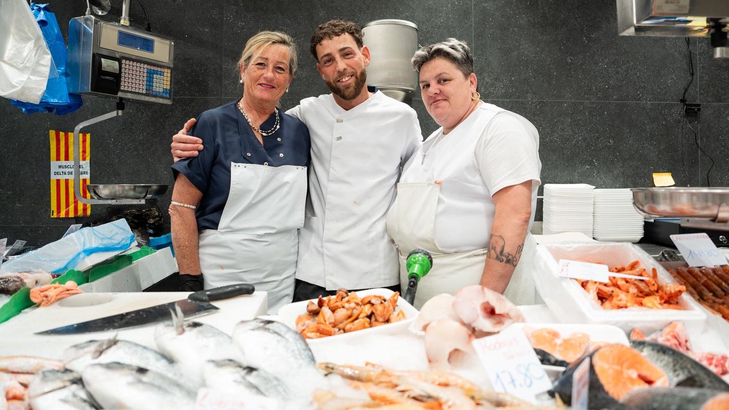 Sergio junto a su madre y una trabajadora de su pescadería en el Mercat de Montserrat