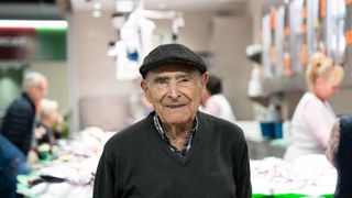 El dia a dia d'en Miguel (96 anys), el guardià del Mercat de Montserrat de Nou Barris: 