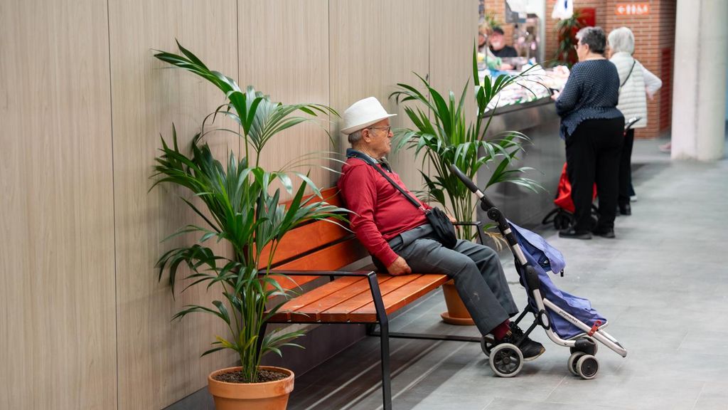 Un home assegut al Mercat de Montserrat de Nou Barris