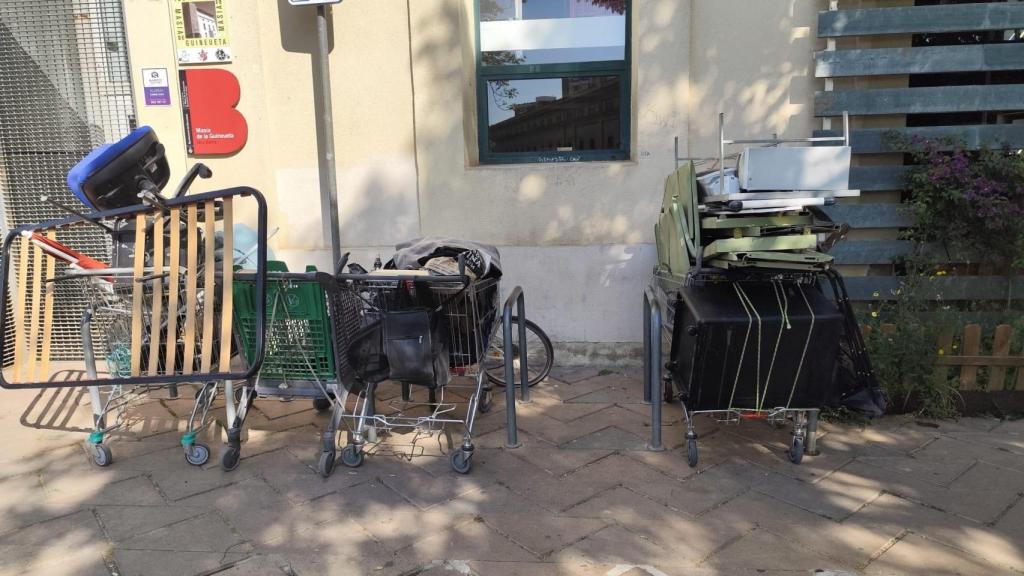 Carros de la compra con materiales en desuso