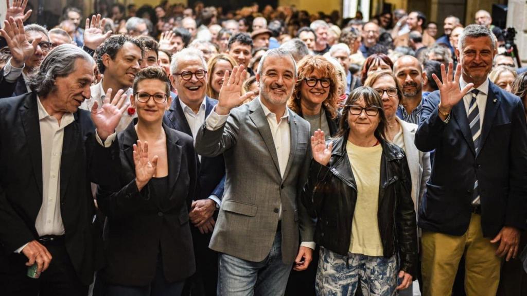 El alcalde de Barcelona Jaume Collboni, la pregonera Ali Smith y la presidenta del PEN Català Laura Huerga, en el desayuno de Sant Jordi en La Virreina