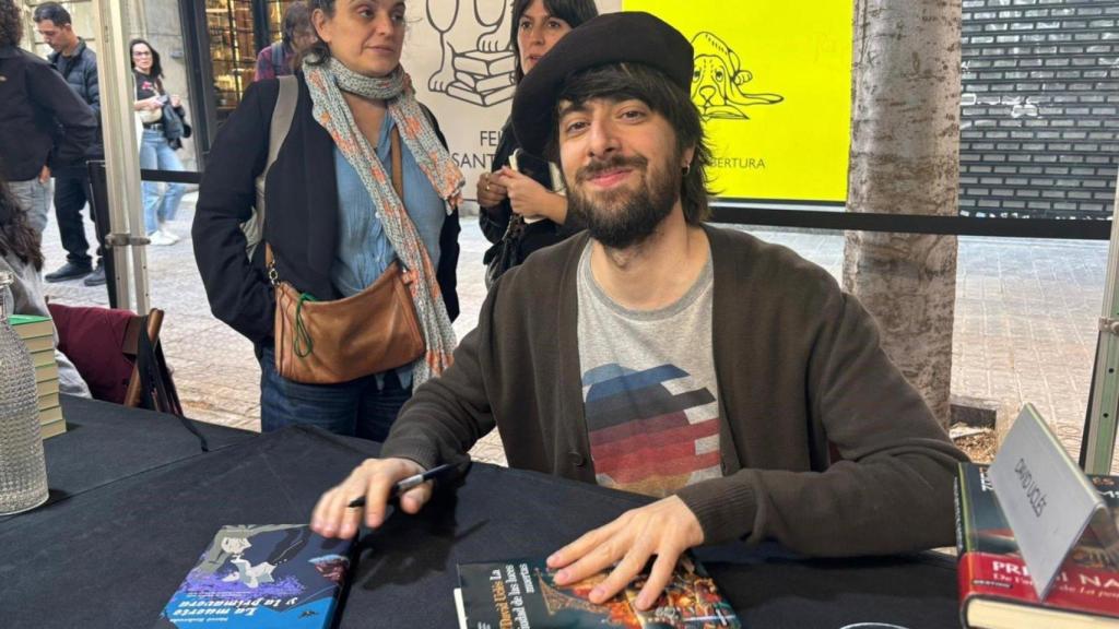 David Uclés en la firma de libros de Sant Jordi
