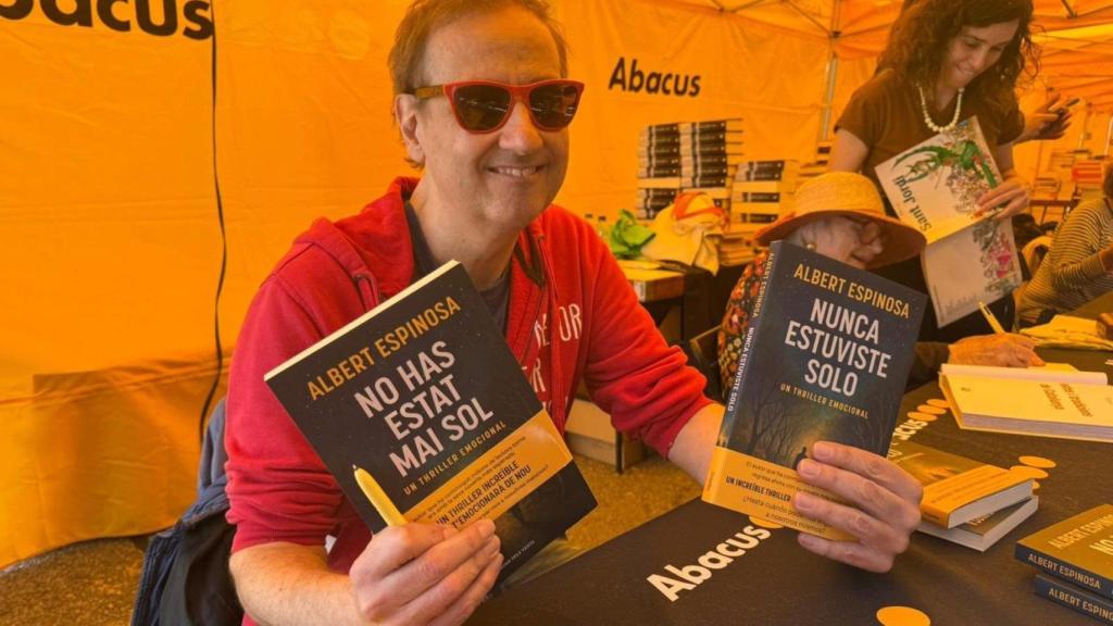 Albert Espinosa en la firma de libros de Sant Jordi
