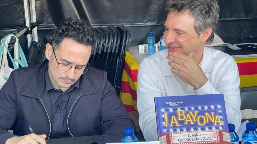 Bayona y Ulled en la firma de libros de Sant Jordi