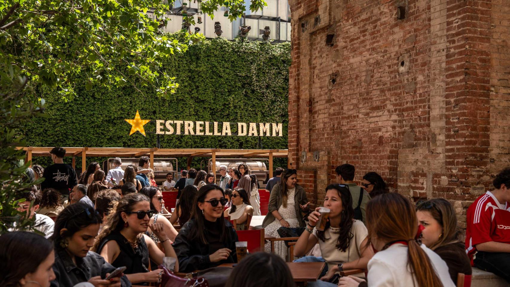 Día de Sant Jordi en la antigua fábrica de Estrella Damm