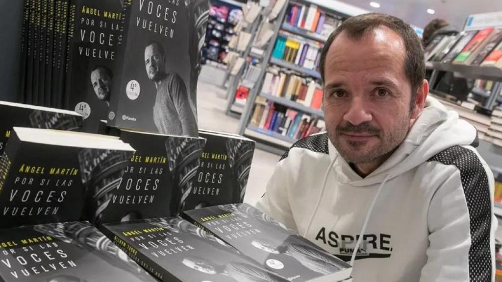 Ángel Martín junto a su libro 'Por si las voces vuelven'