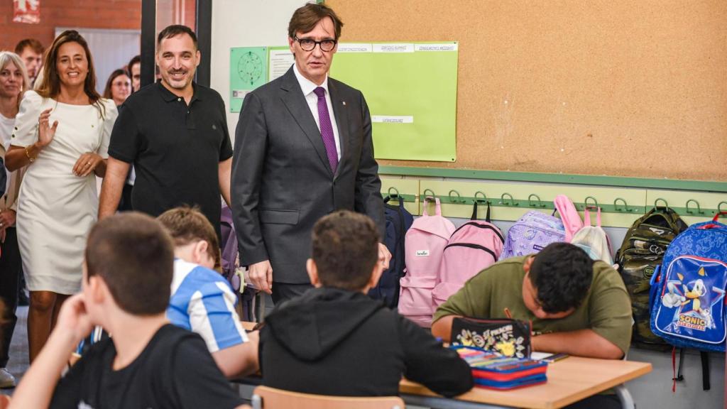 Arxiu - El president de la Generalitat, Salvador Illa, i la consellera d'Educació, Esther Niubó (i), durant la visita a l'escola Ponent per l'inici del curs a Granollers (Barcelona)