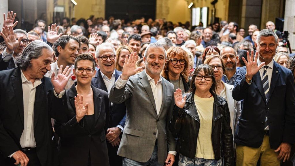 El alcalde de Barcelona Jaume Collboni, la pregonera Ali Smith y la presidenta del PEN Català Laura Huerga, en el desayuno de Sant Jordi en La Virreina