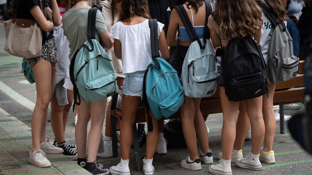 Diverses nenes amb motxilles a la sortida del col·legi Pia Balmes a Barcelona