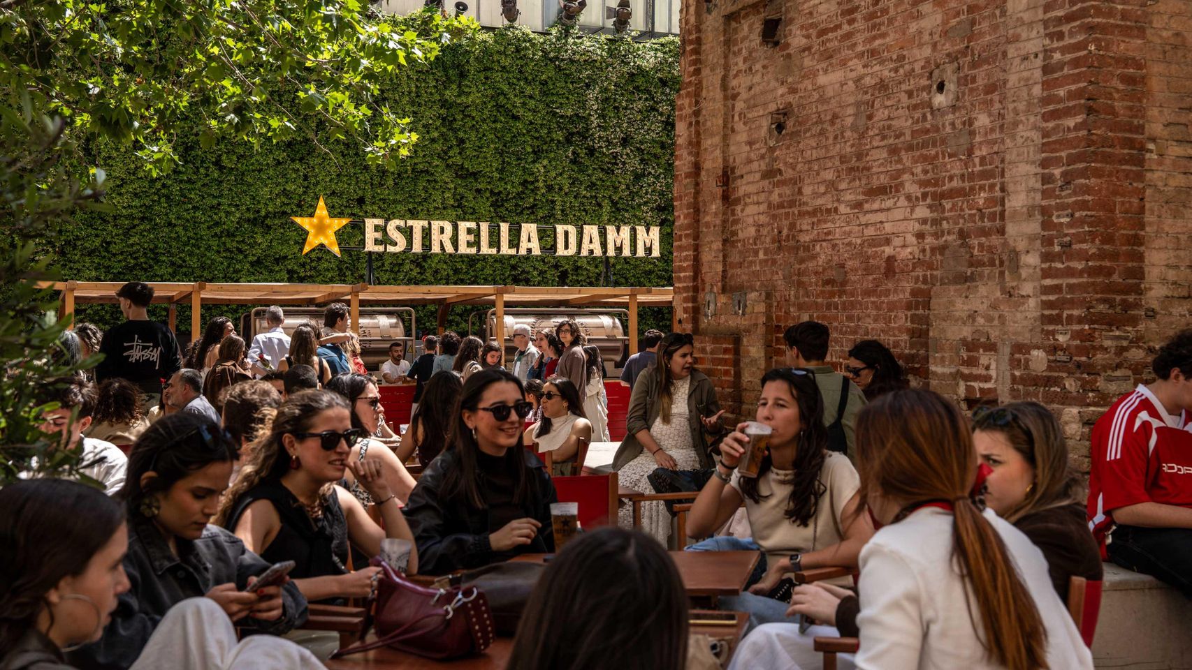 Día de Sant Jordi en la antigua fábrica de Estrella Damm