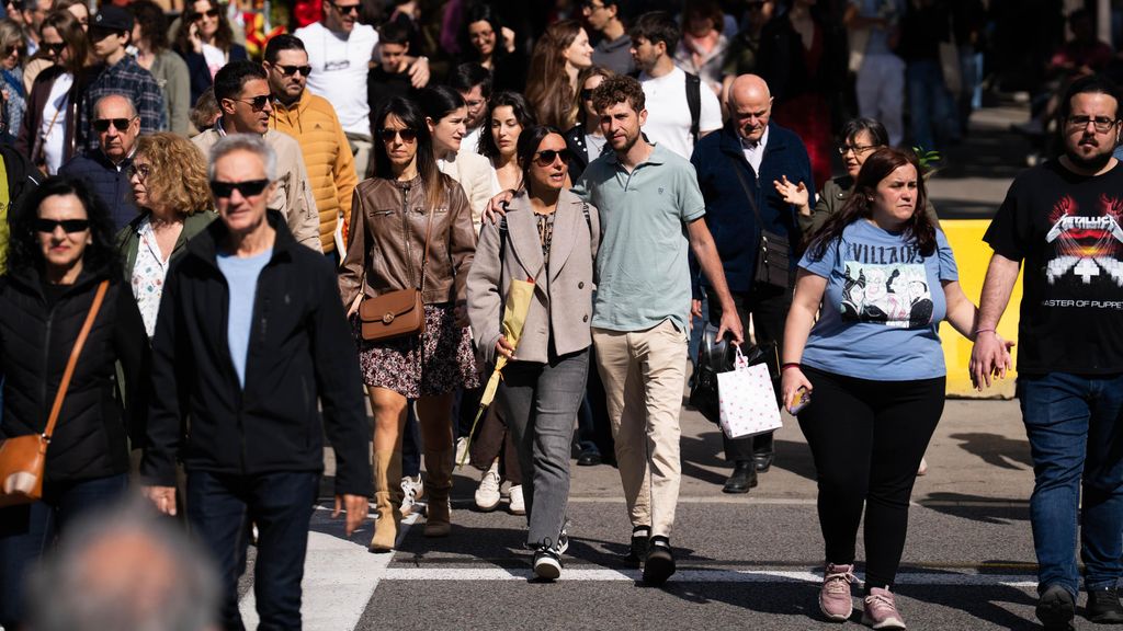 Gente paseando en Barcelona por Sant Jordi