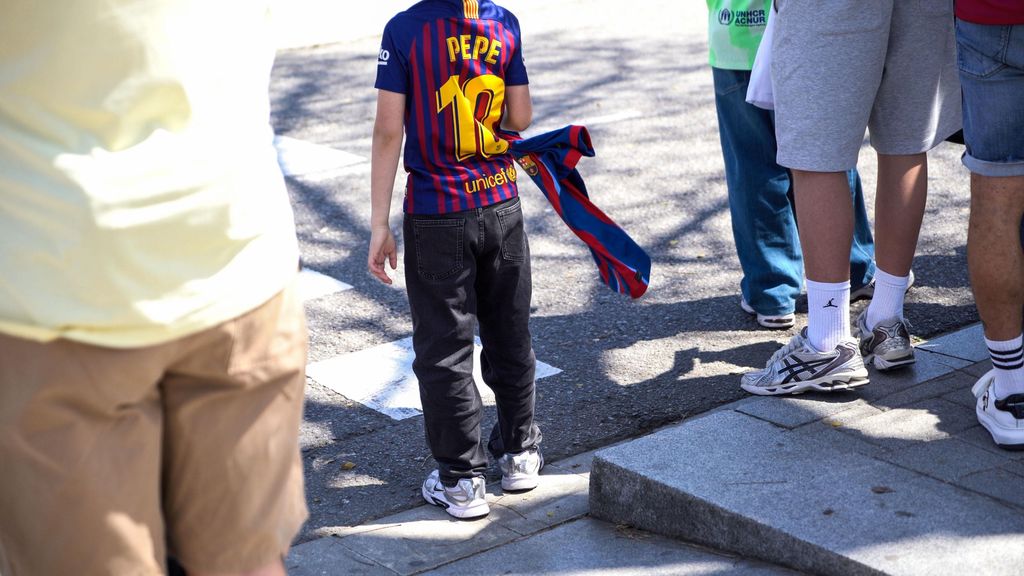 Aficionats a les portes de l'estadi Johan Cruyff a Sant Joan Despí