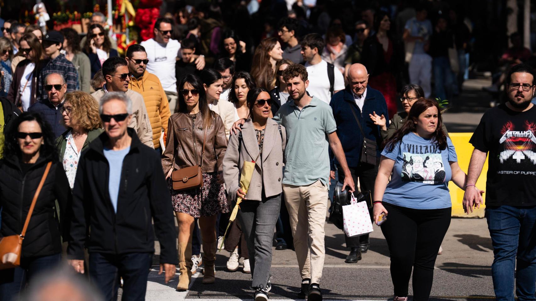 Gente paseando en Barcelona por Sant Jordi