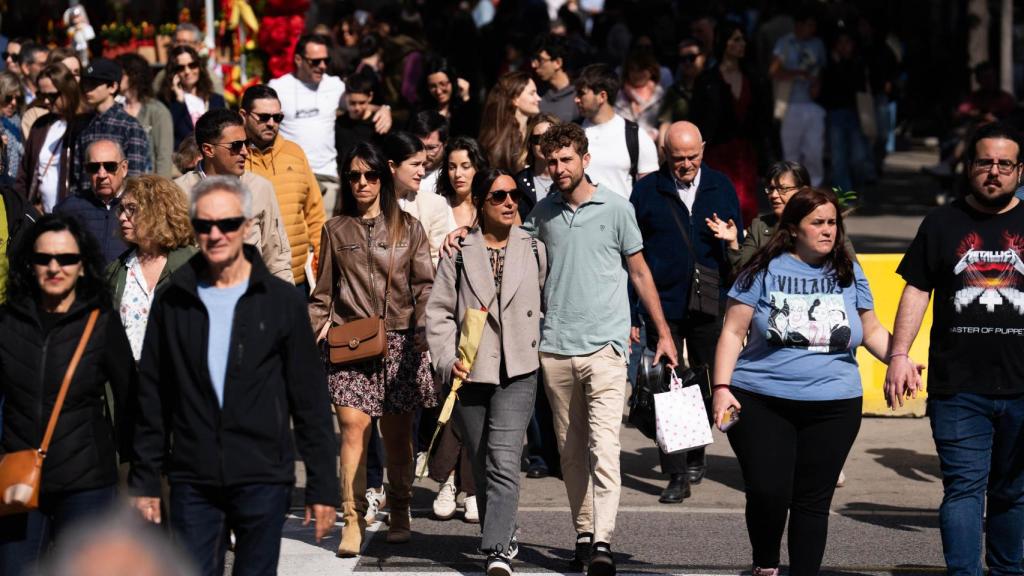 Gente paseando en Barcelona por Sant Jordi