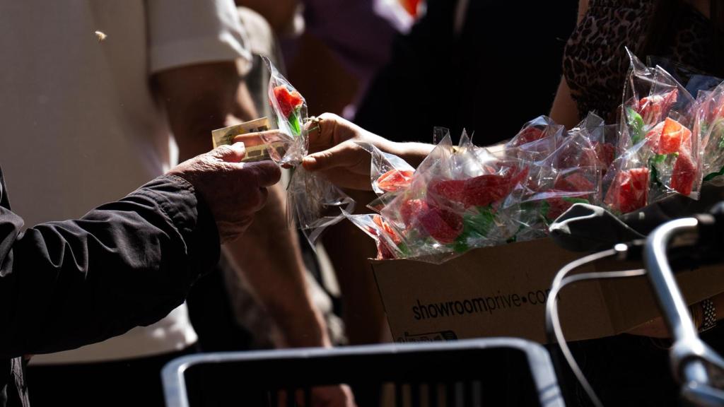 Venta de rosas en Sant Jordi de 2026