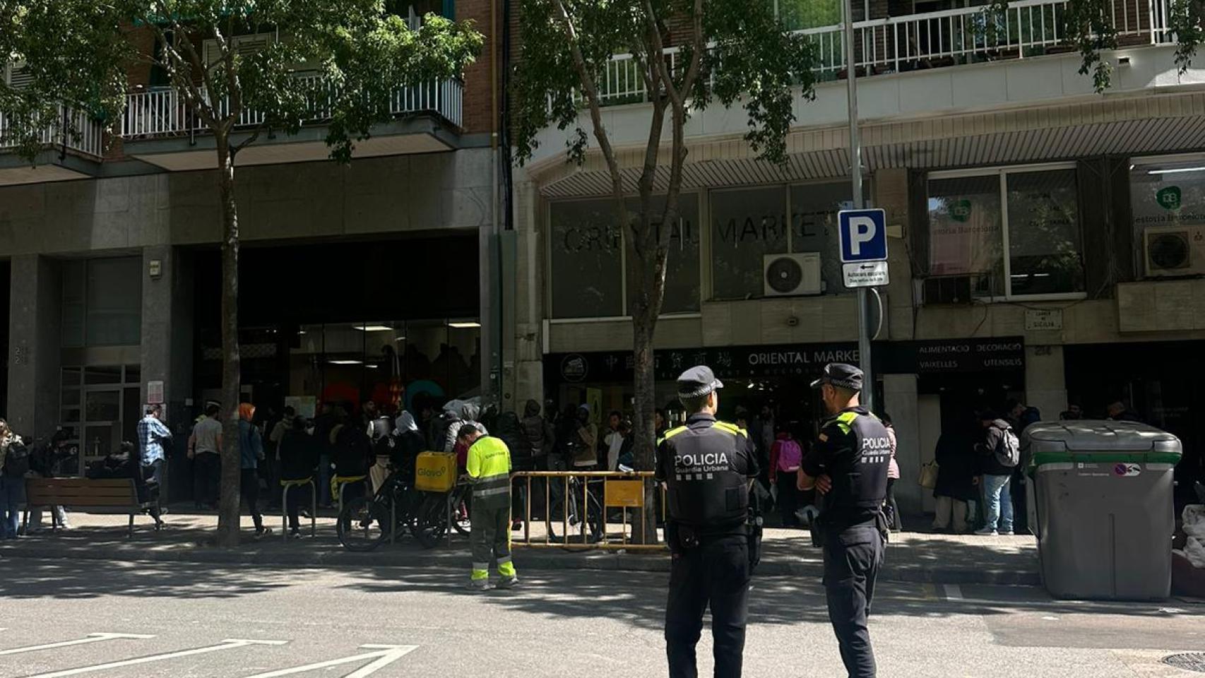 Migrantes haciendo cola en la OAC Monumental