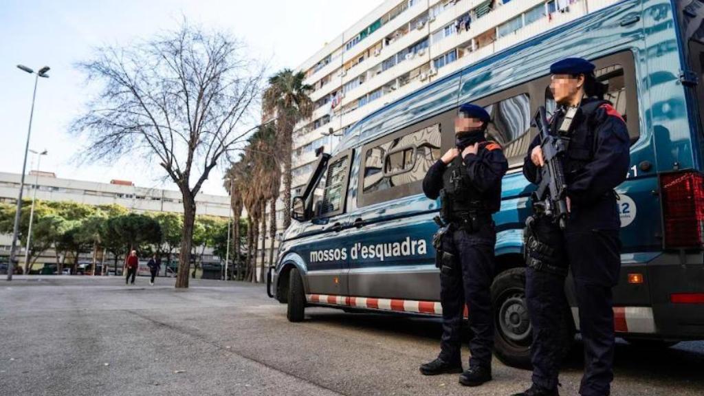 Agentes de la ARRO de mossos en La Mina durante un operativo