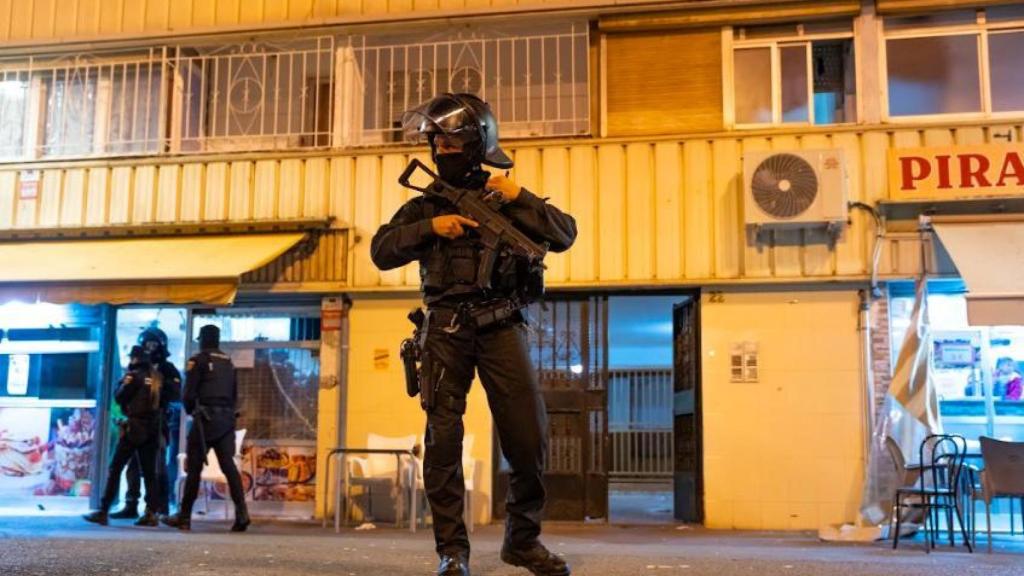 Un agente de BRIMO en el barrio de La Mina durante un 'Pla Kanpai'