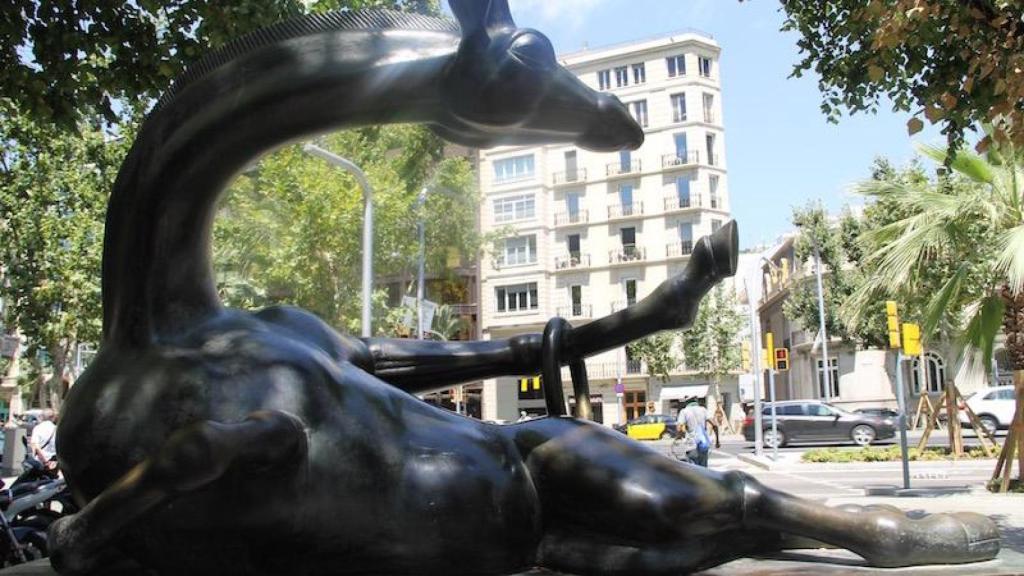 Girafa de la Rambla Catalunya en la Dreta de l'Eixample