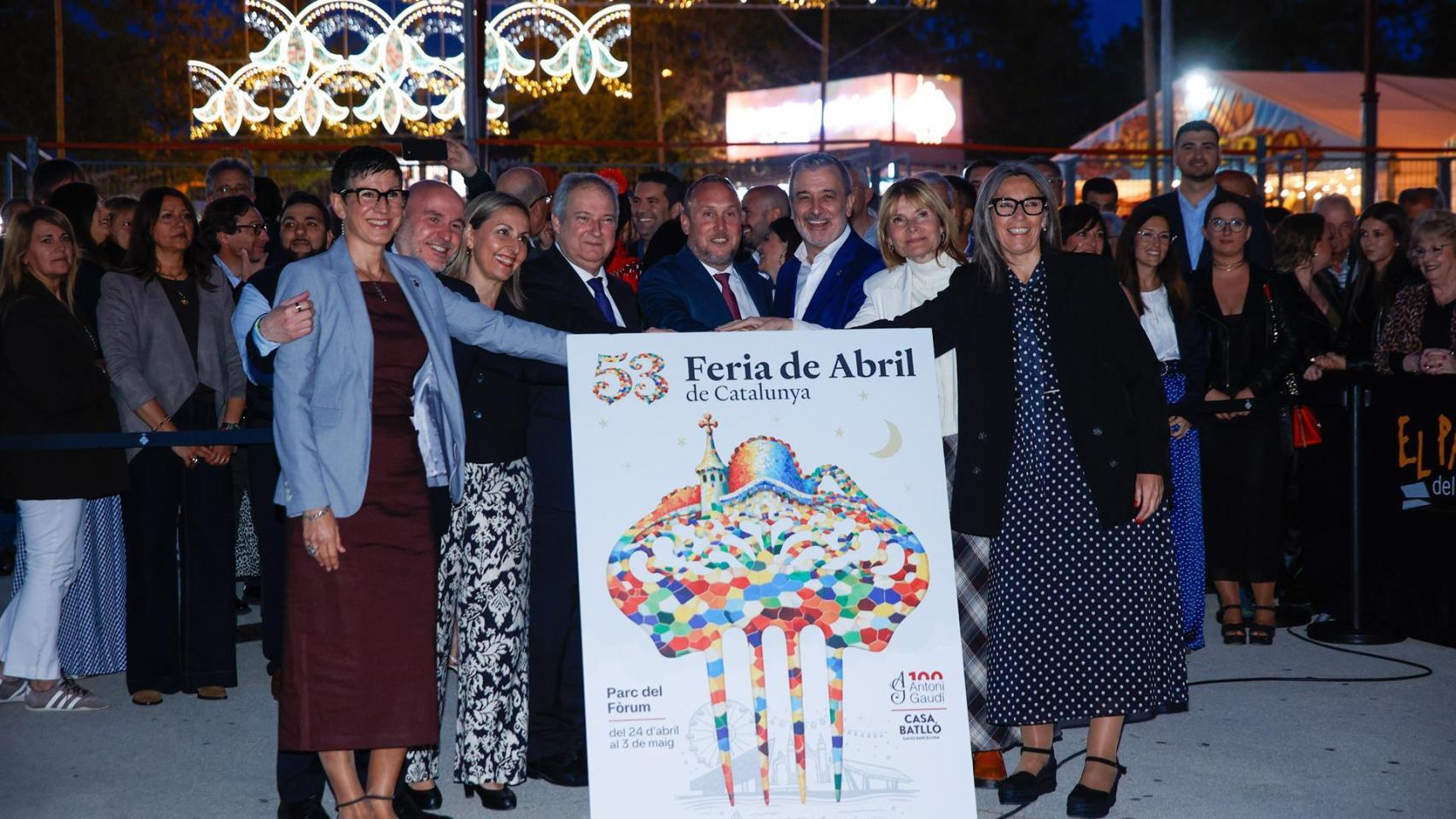 Filo Cañete, Carlos Prieto, Eva Menor, Jordi Hereu, Daniel Salinero, Jaume Collboni, Lluïsa Moret y Concepció Veray durante el encendido del pórtico de la 53 Feria de Abril de Catalunya, en Barcelona, este viernes