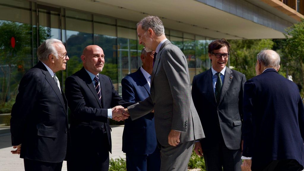 Autoritats reben el Rei Felip VI al CaixaResearch Institute