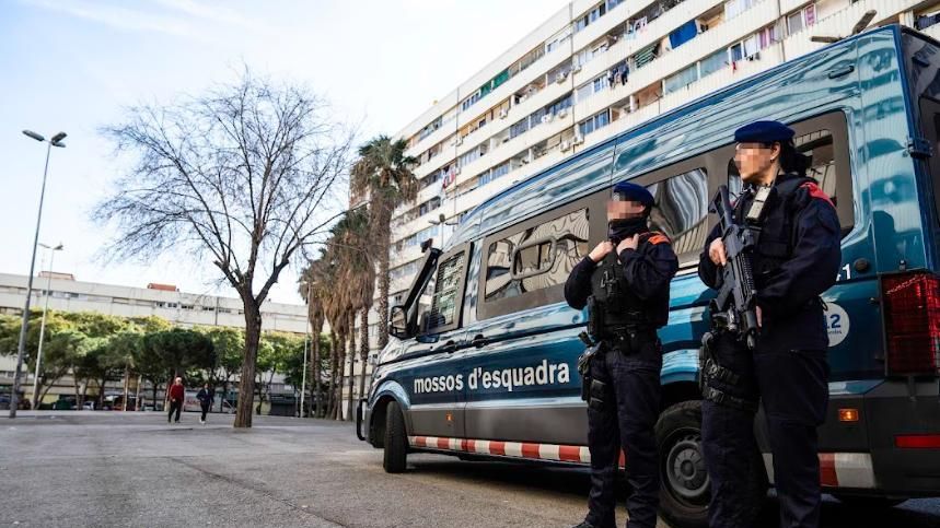 Agentes de la ARRO de mossos en La Mina durante un operativo