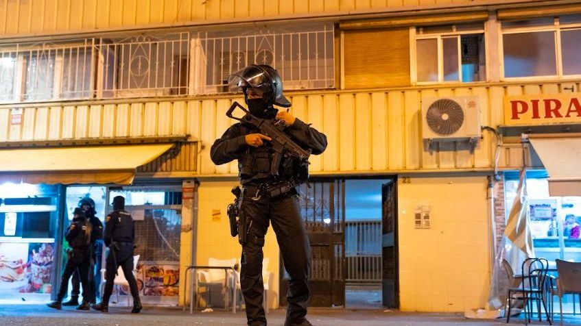 Un agent de BRIMO al barri de La Mina durant un 'Pla Kanpai'