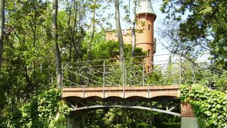 Badalona aprova la urbanització de l'entorn del parc de Ca l'Arnús: es construiran pisos a les naus abandonades de Covesa