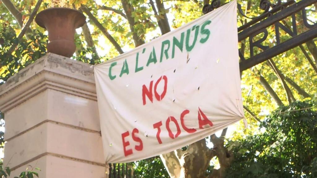 Cartell de Ca l'Arnús no es toca a l'entrada del parc