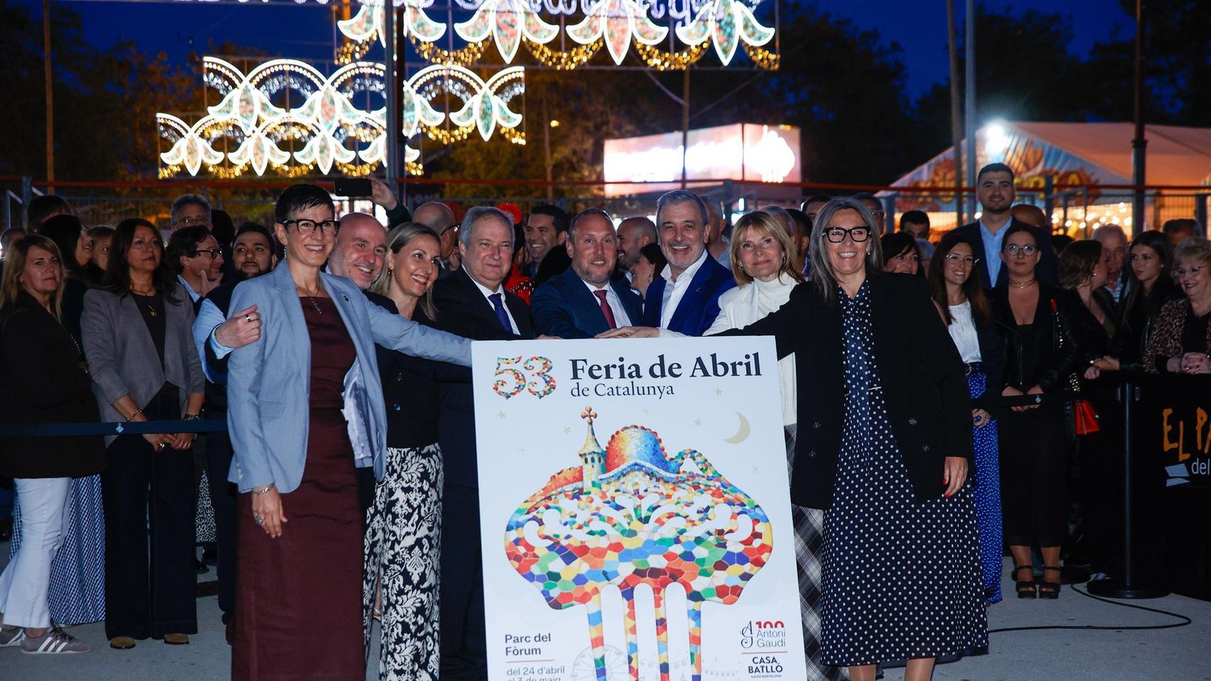 Filo Cañete, Carlos Prieto, Eva Menor, Jordi Hereu, Daniel Salinero, Jaume Collboni, Lluïsa Moret y Concepció Veray durante el encendido del pórtico de la 53 Feria de Abril de Catalunya, en Barcelona, este viernes