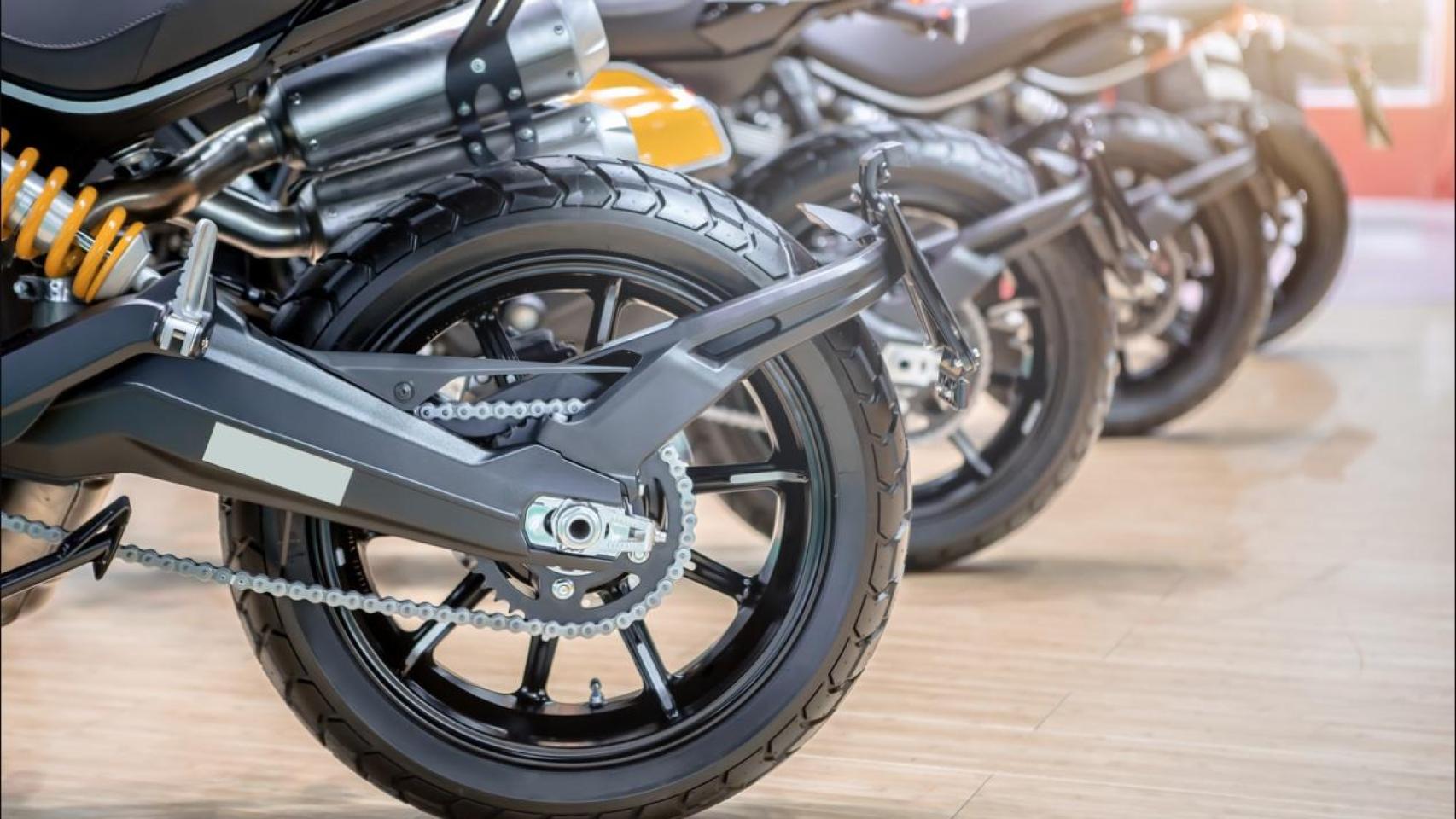 Vista trasera de varias motos en un concesionario