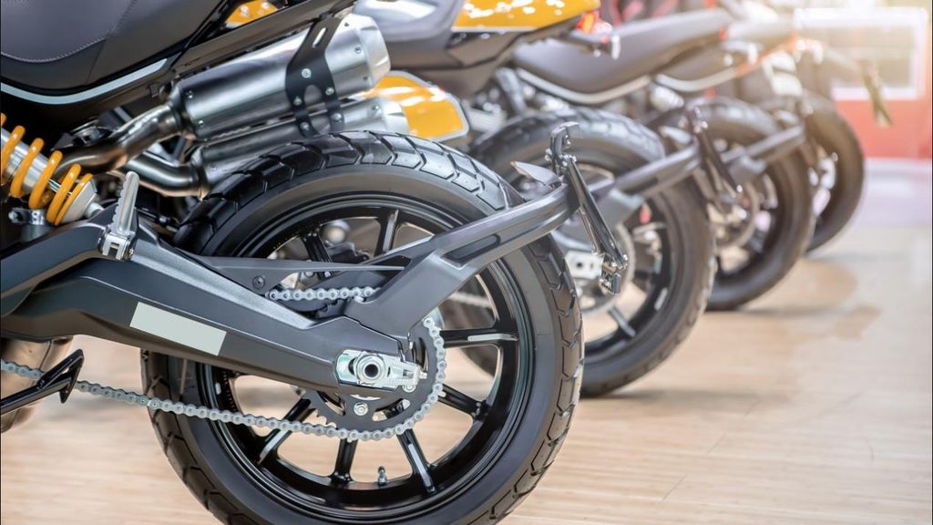 Vista trasera de varias motos en un concesionario