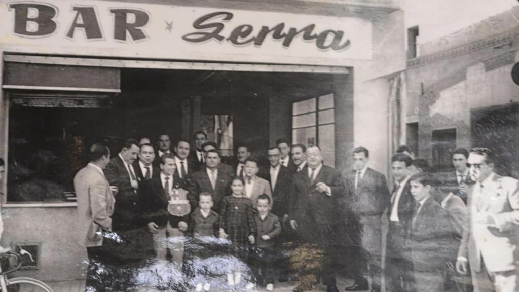 Bar Serra, en la calle Francesc Layret de Badalona
