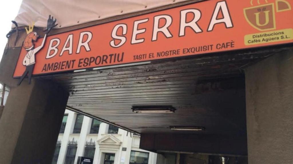Bar Serra, en la calle Francesc Layret de Badalona
