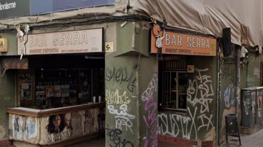 Bar Serra, al carrer Francesc Layret de Badalona