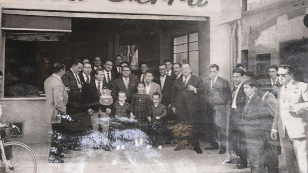 Bar Serra, al carrer Francesc Layret de Badalona