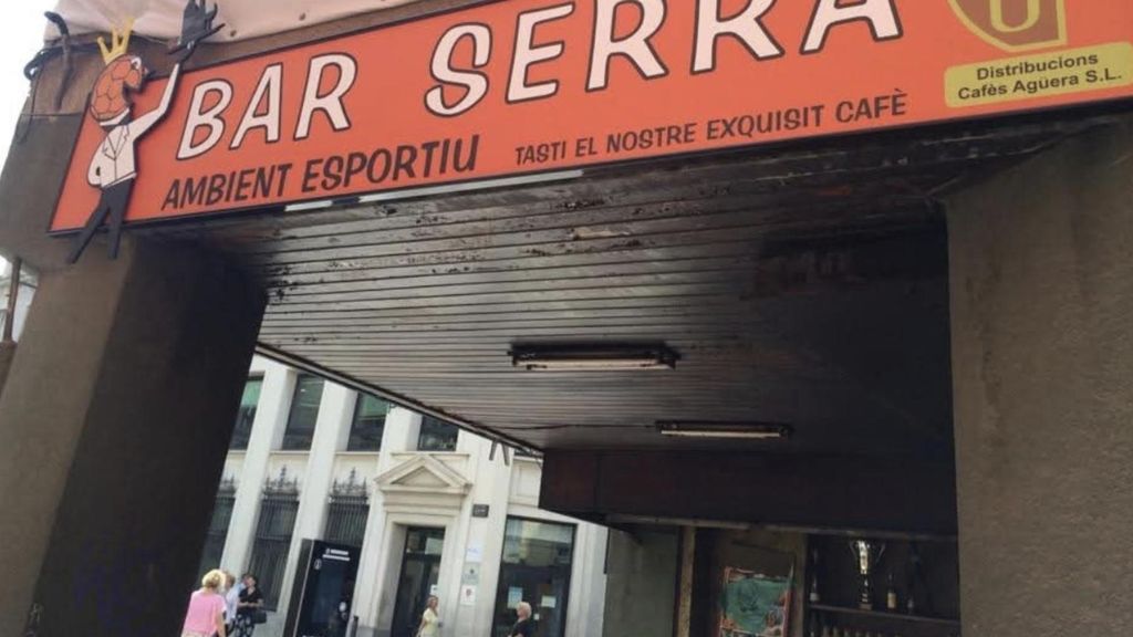 Bar Serra, en la calle Francesc Layret de Badalona