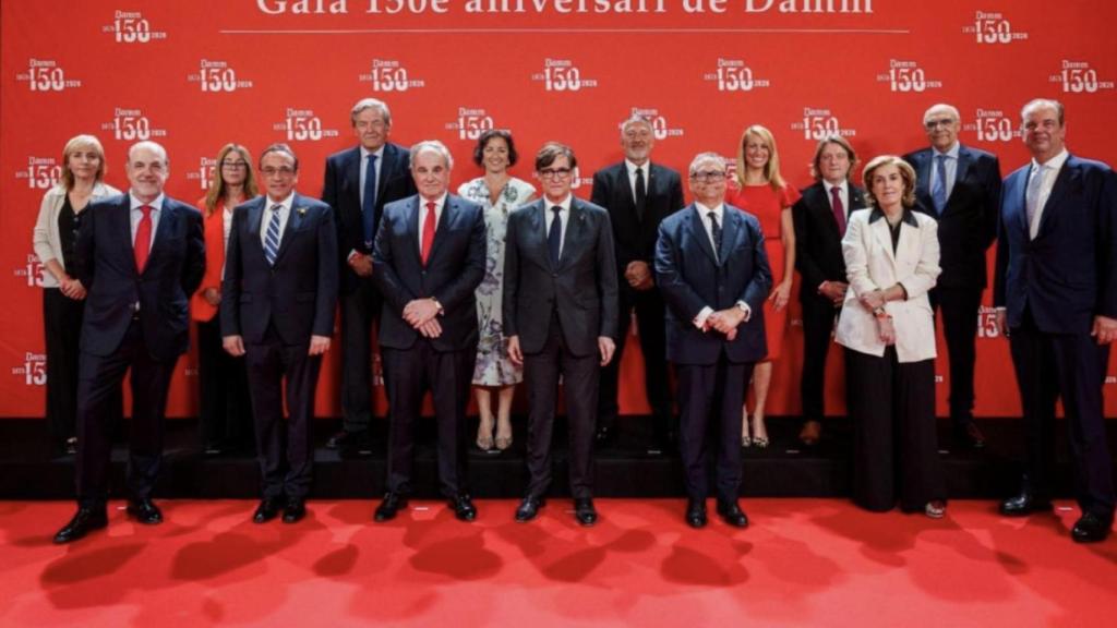 El presidente de la Generalitat, Salvador Illa, con Demetrio Carceller, presidente ejecutivo de Damm, en el Liceu, y las autoridades invitadas.