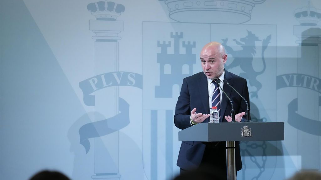 El delegat de govern de Catalunya, Carlos Prieto, atenent els mitjans